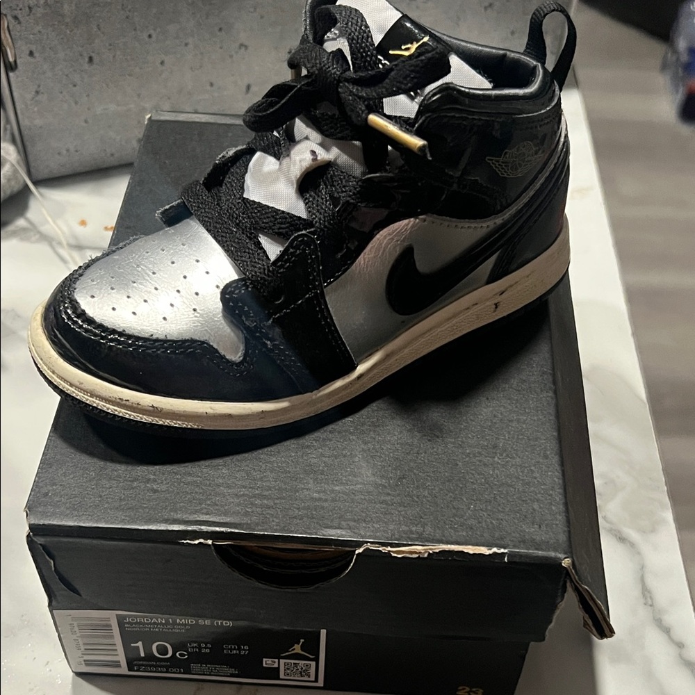 Nike Kids Black and Silver Sneakers